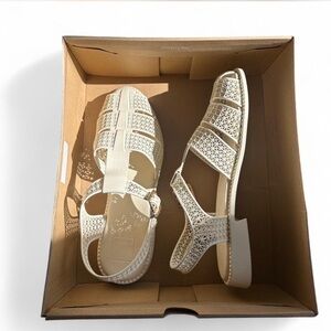 Women’s dolce vita Holis ivory patent Stella h20 sandal brand new never worn